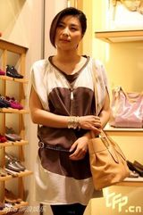 幻灯图：郭晶晶钟爱“妈咪挎包” 胸口现神秘红斑 