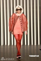 幻灯图：世界比基尼小姐冠军香港走秀呈现简约时尚