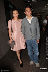 组图：梁朝伟刘嘉玲恩爱出席活动 粉碎婚变传言