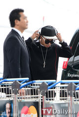 组图：韩团BigBang赴新加坡开唱 TOP带伤亮相