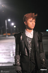 组图：张敬轩拍照大吃苦头 高温穿皮衣受雪茄烟熏