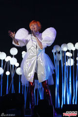 组图：孙燕姿橙发亮眼披黄金甲 许美静助阵