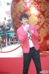 组图：官恩娜暂无意结婚 专注事业望拿奖