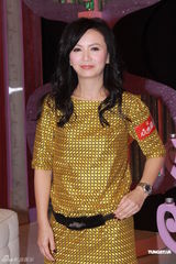 组图：曾华倩新节目录影 浓妆难掩皱纹显老态