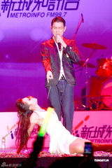 高清图：容祖儿等齐聚歌会 刘德华上演贴身辣舞