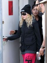 组图：麦当娜粉裤运动衫亮相洛城 金发墨镜炫酷