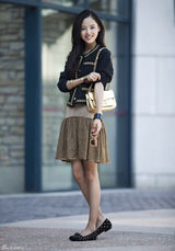 组图：辛芷蕾出街大片ol范儿 春光明媚亲和力足