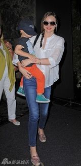 组图：米兰达可儿抱娃玩滑梯荡秋千母爱泛滥