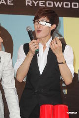 组图：SJ-M台北签唱会 兄弟情深互喂台湾小吃