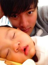 组图：贾乃亮与女儿私照曝光 帅爸萌娃超有爱