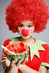 组图：江一燕小丑写真玩百变 银幕素描潇洒小妞