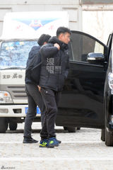 独家：文章带工人去公司搬家 亲自监工表情严肃