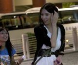 组图：林志玲素颜逛商场 与粉丝交流似邻家姐姐