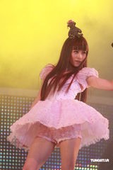 组图：江若琳个唱换多款性感装 与男伴贴身热舞