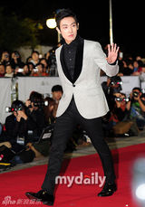 组图：李准灰西服帅气 红毯挥手显亲和