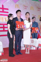 组图：安志杰谢婷婷亮相结婚派对 称还没求婚打算