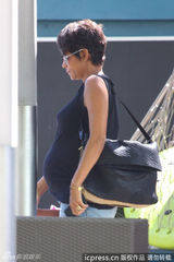 组图：哈利贝瑞挺肚逛街 爱女见镜头扮鬼脸