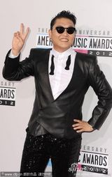 组图：全美音乐奖红毯女星争艳 比伯亲老妈鸟叔搞怪