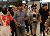 组图：Rain现身上海机场引起骚动 粉丝掀高潮