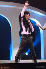 组图：张信哲红馆开唱 深情演绎哲式情歌