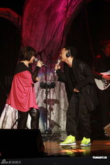 高清组图：陈奕迅香港开唱 靠唱功长裤T恤也疯狂