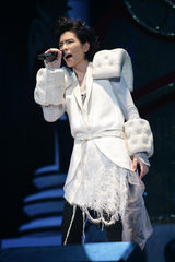 高清图：萧敬腾个唱边唱边跳 另类造型吸睛