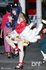 组图：SJ庆出道8周年机场上演变装秀 整疯粉丝