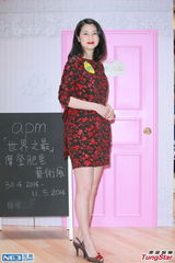 组图：洪欣出席艺术展红裙动人 现场示范手工