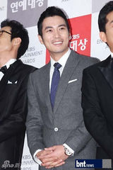 组图：刘在石UEE等韩众星亮相KBS演艺大奖红毯