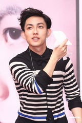 组图：林宥嘉新碟签唱 歌迷顶高温力挺