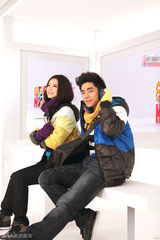 高清图：戚薇袁成杰温暖冬季 演绎公车站浪漫邂逅