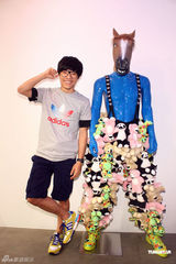 组图：卢广仲出席代言 搏命空降被吊半空压力大