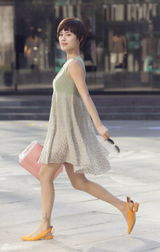 组图：韩丹彤阳光街拍 短发长裙秀清新