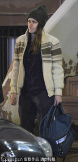 组图：斯图尔特街头拍电影 素颜出镜显憔悴