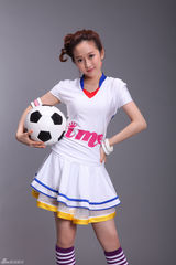 高清图集：i Me化身足球宝贝 拍摄时尚大片显性感