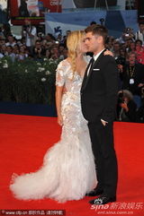 组图：《不顾一切》首映 埃夫隆帅气编剧美背抢镜