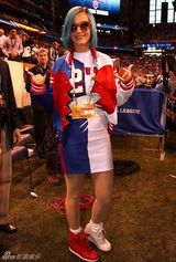 组图：凯蒂佩里鬼马造型亮相超级碗开场秀