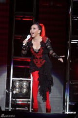 组图：阿妹身著爆乳装开唱 歌迷现场点唱饱耳福