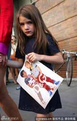 组图：小苏瑞亮相略施粉黛樱唇红 拿娃娃吓唬狗仔