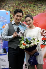 组图：严屹宽杜若溪新书签售为爱出发