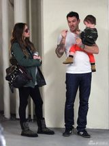 组图：梅根-福克斯挺大肚现身 爱子叼奶嘴萌呆