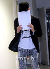 组图：金希澈基础训练结束 变身公益勤务兵服役两年