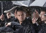 组图：莱昂纳多拍广告浪漫淋雨 代言捞500万美金