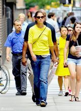 组图：前阿汤嫂独自逛街 街头表情落寞