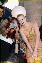 组图：MTV红毯女星水果姐秀牙套ladygaga扮人鱼