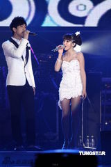 组图：五月天张惠妹等接力开唱 领众人跨越2011年