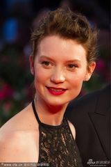 组图：弗朗西斯卡助阵《沙漠驼影》 美胸隐现