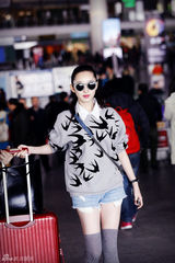 组图：蒋梦婕潮装独自回京心情大好