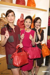 组图：安以轩桃红裙装出席代言 自曝有电影将上映