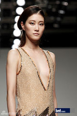 组图：韩国笑星名模齐聚亮相慈善时装秀